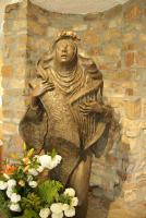 Hildegard von Bingen - Statue im Foyer der Kreuzschwestern auf dem Binger Rochusberg (c) Michael Kinnen