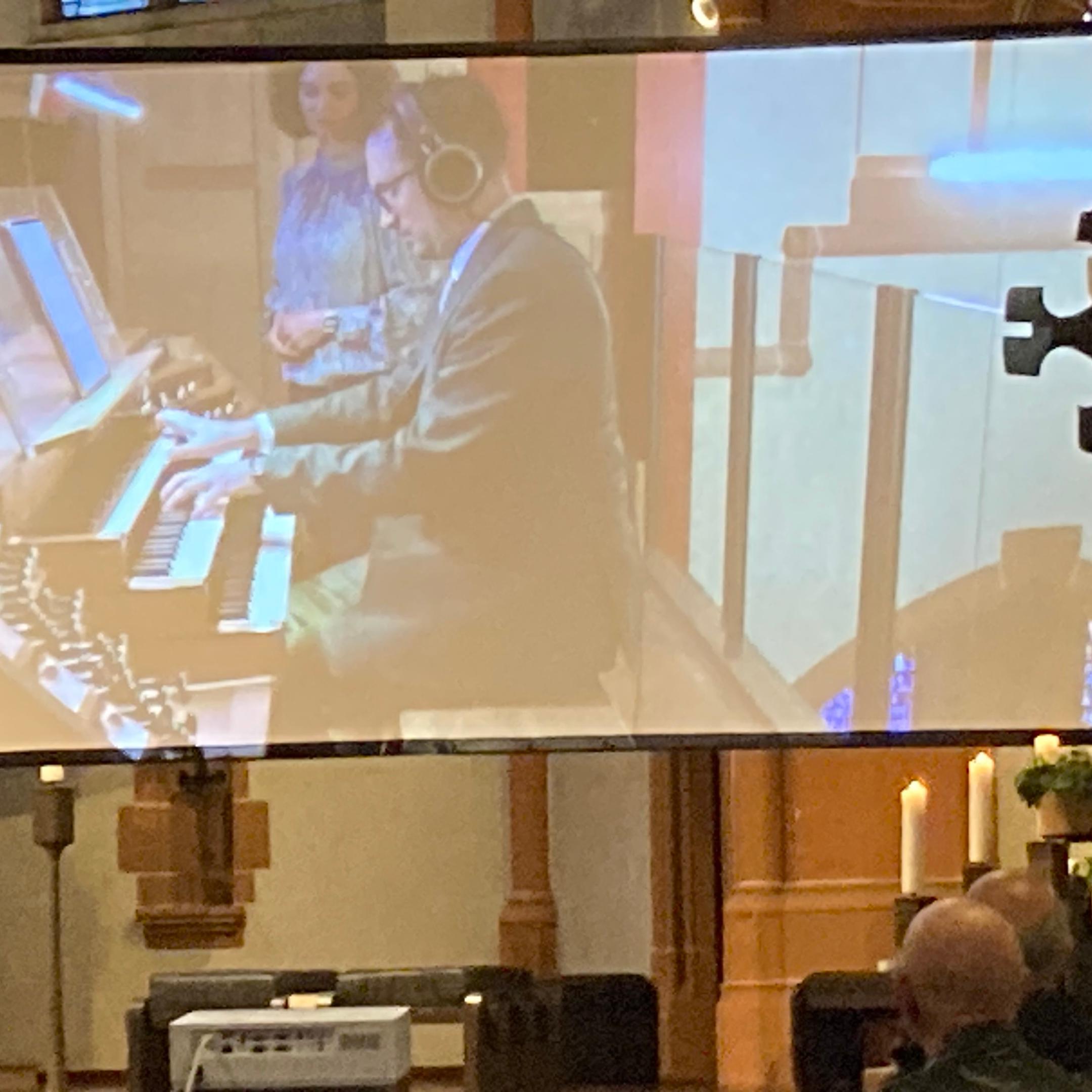 Michael Gilles während des Konzertes auf der Eule-Orgel