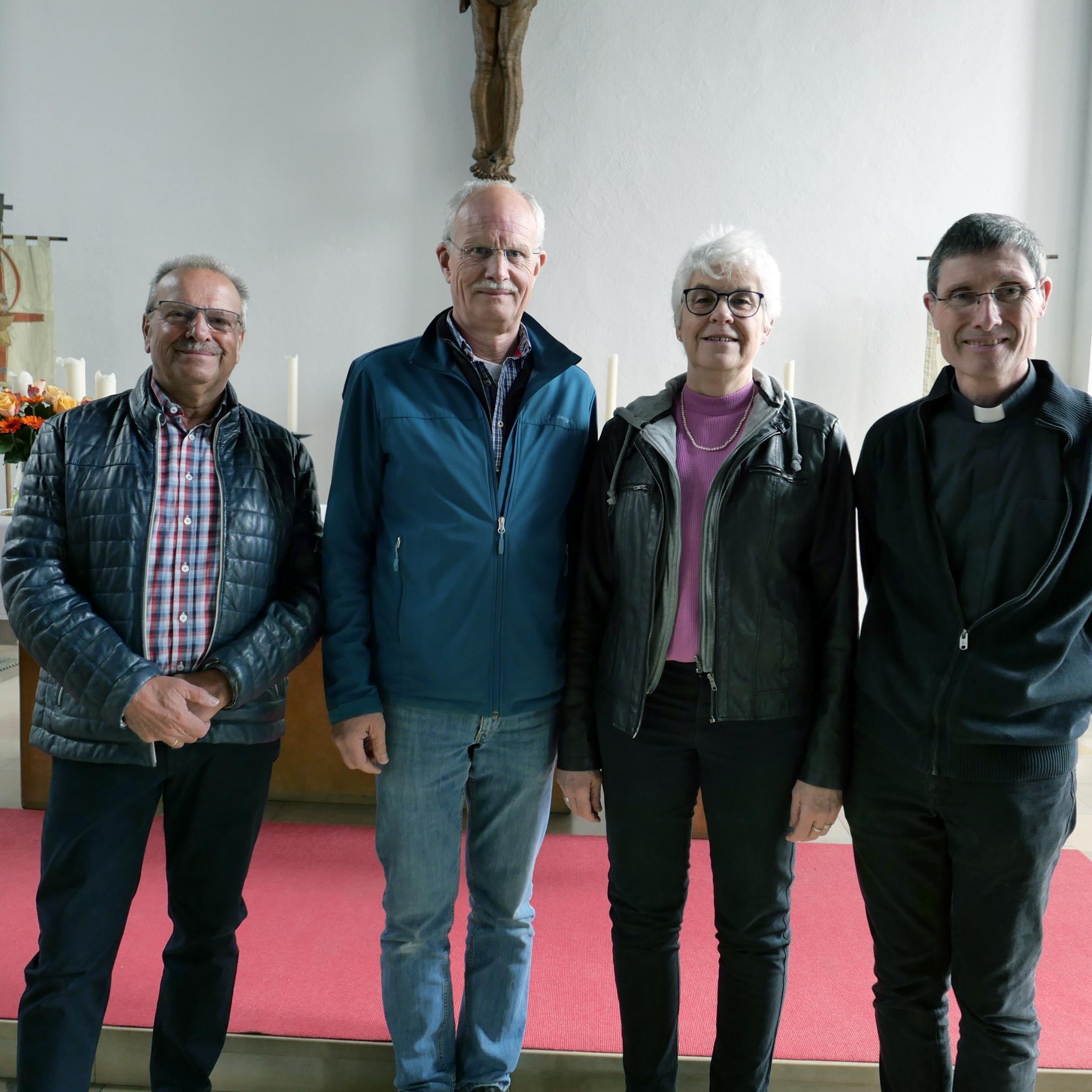 (V. l.) Peter Schill, Dietmar Schmuckat und Barbara Oehms-Harder wurden von Pfarrer Roßbach am Sonntag aus ihren Ämtern in Pfarrgemeinderat und Verwaltungsrat von St. Gottfried verabschiedet.