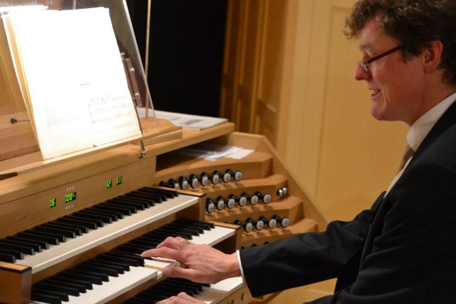 Ralf Stiewe am Spieltisch der Eule-Orgel (c) Bruno Bellinger