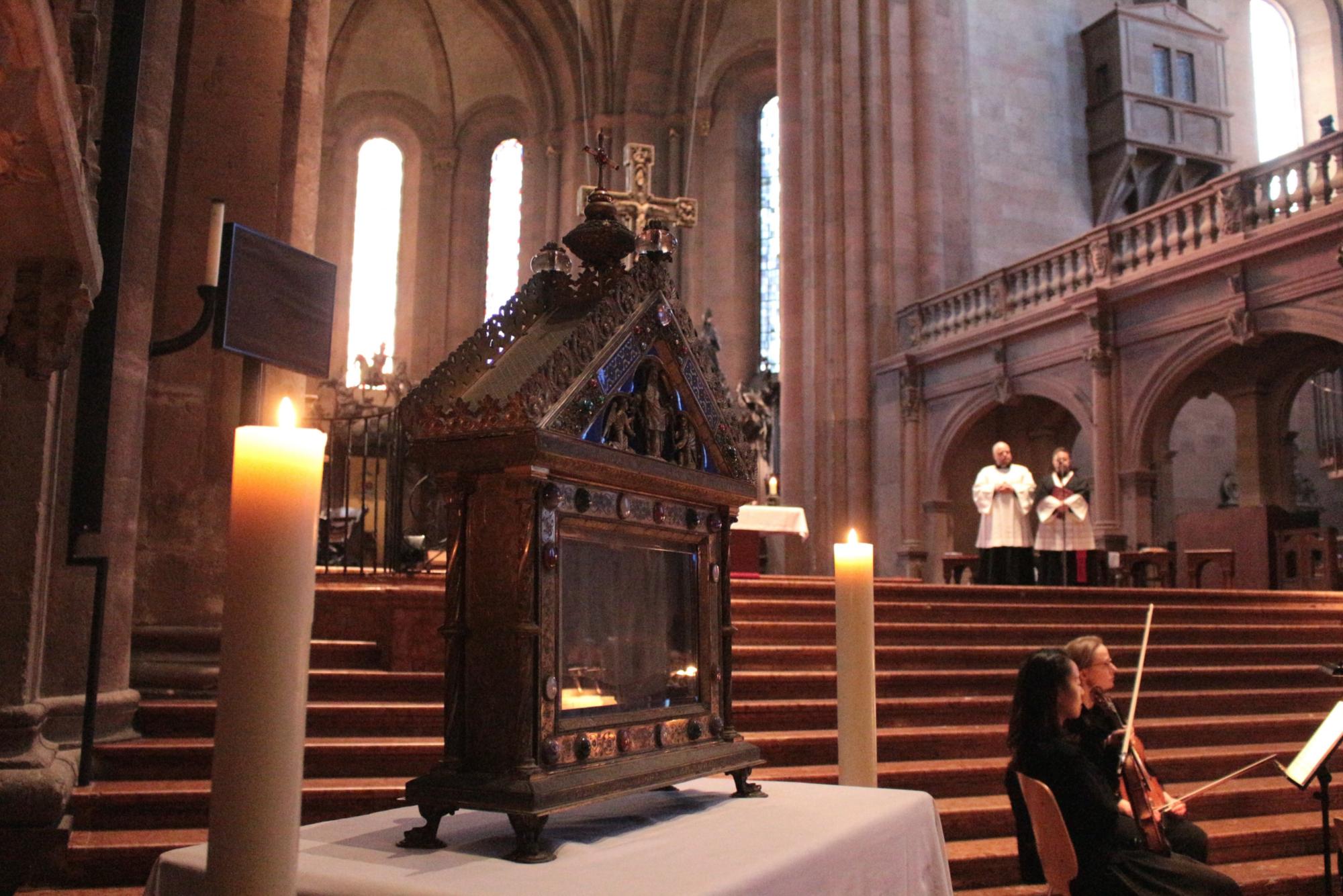 Mainz, 25. Februar 2024: Beim Abendlob wurde das Schweißtuch Christi vor den Stufen zum Altar im Mainzer Dom aufgestellt. (c) Bistum Mainz / Blum