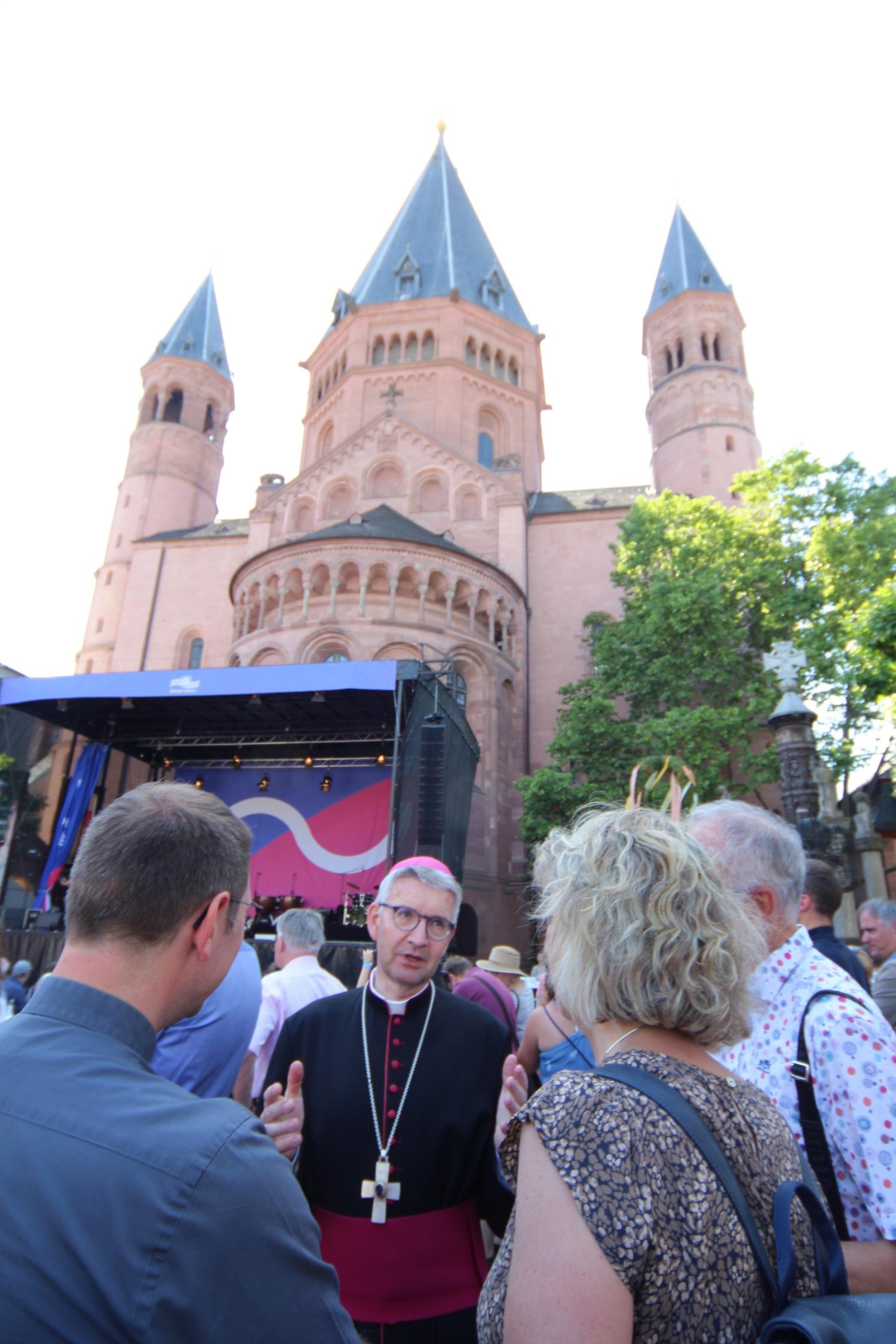 Mainz, 12. Juni 2022: Bischof Peter Kohlgraf im Gespräch beim Richtfest auf dem Liebfrauenplatz. (c) Bistum Mainz / Blum
