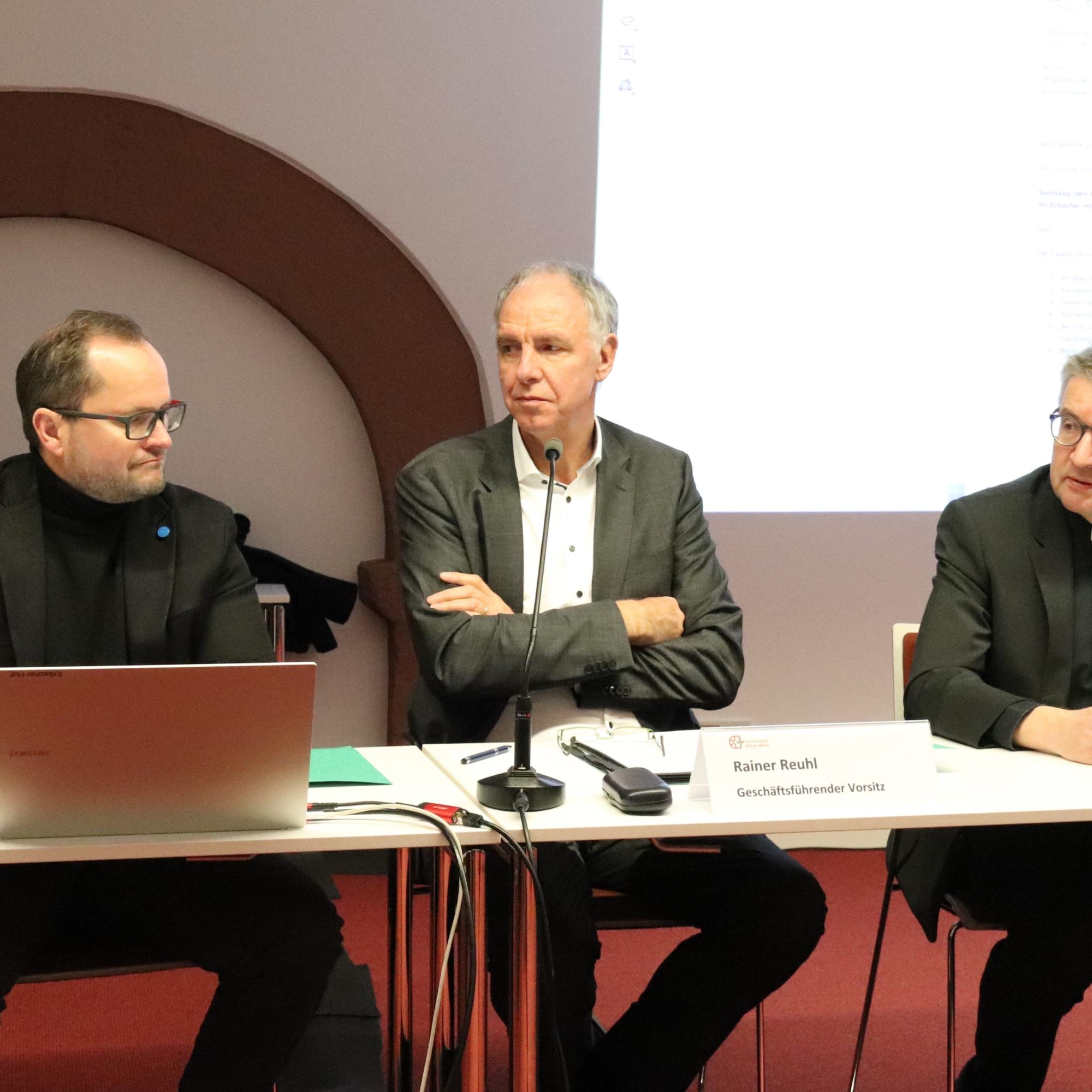 Sitzung des Diözesankirchensteuerrates (von links nach rechts): Finanzdirektor Christof Molitor, geschäftsführender Vorsitzender des Kirchensteuerrates, Rainer Reuhl, und Bischof Peter Kohlgraf