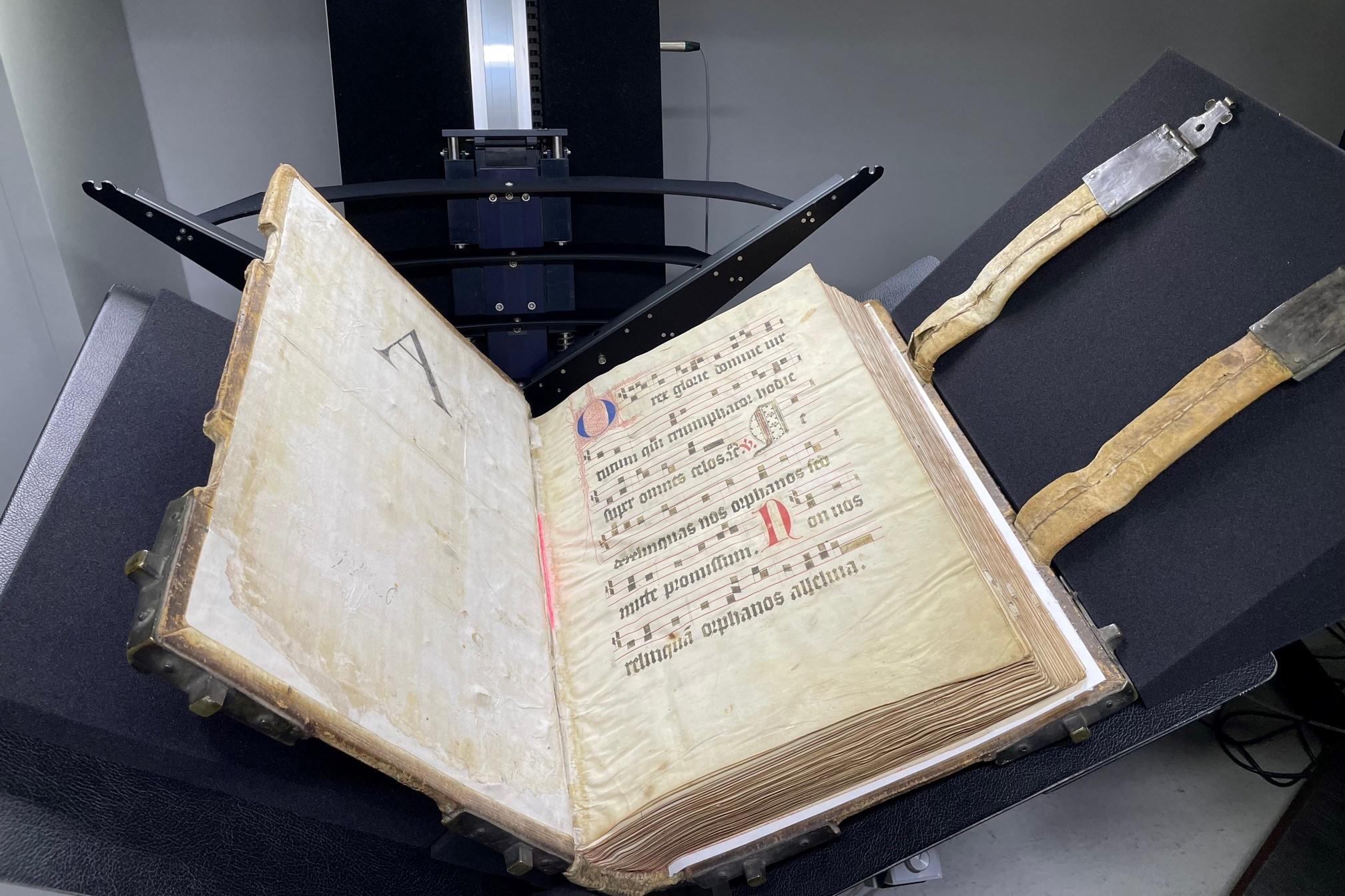 Unter anderem wird das Chorbuch der Karmeliter aus dem Dommuseum Mainz (Signatur B 330 C, CC0) in der Universitätsbibliothek Mainz digitalisiert.