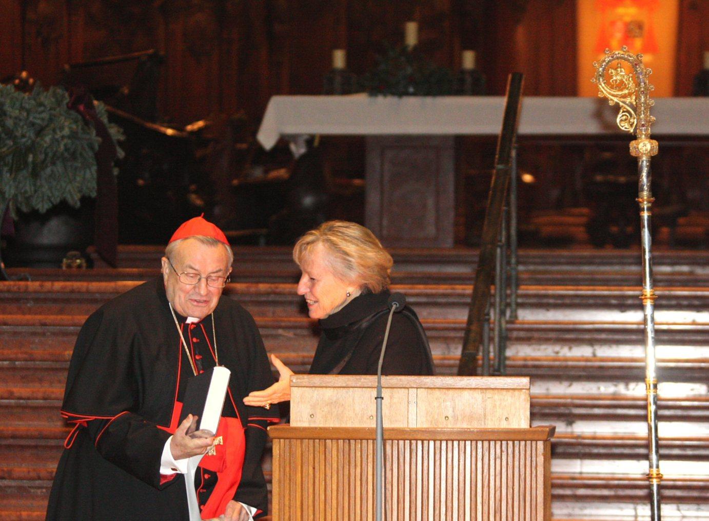 Mainz, 25. November 2011: Professorin Dr. Elke Lütjen-Drecoll (rechts), übergab im Mainzer Dom die neu herausgegebenen Hirtenbriefe von Ketteler aus den Jahren 1850 bis 1877 an Kardinal Karl Lehmann.
