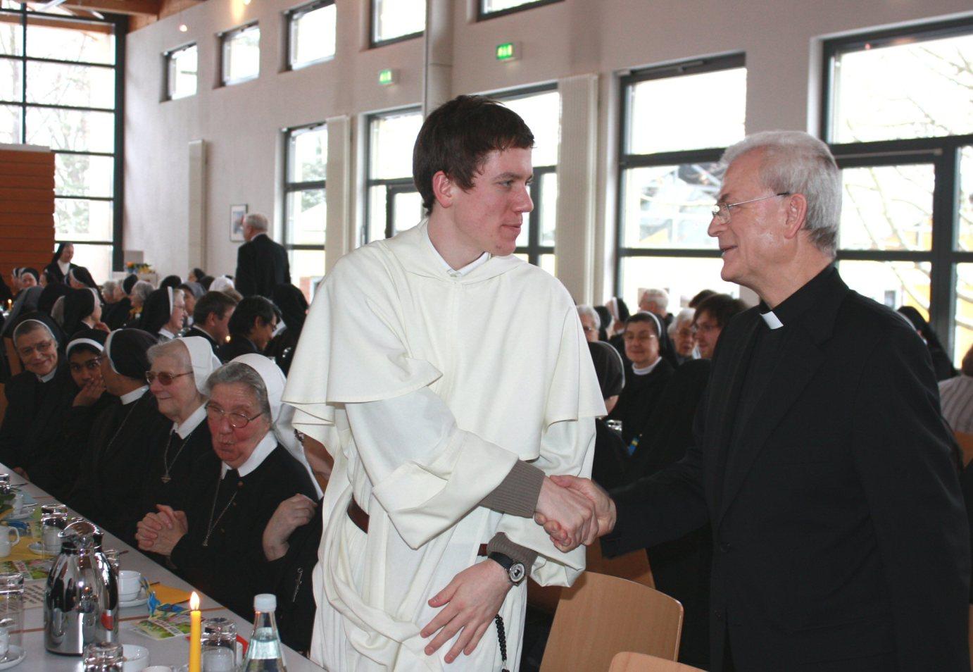 Mainz, 2. Februar 2011: Weihbischof Werner Guballa (rechts) begrüßte beim 